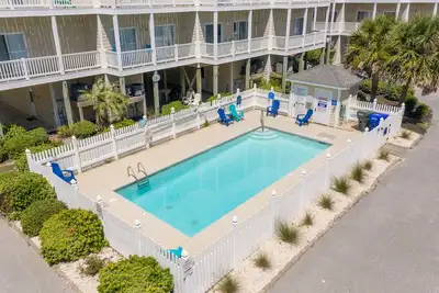 Image de Complexe en bord de mer avec piscine communautaire, pour 11 personnes.