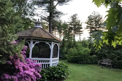 Image de Nouvelle liste! Adorable ranch du milieu du siècle près du ruisseau!