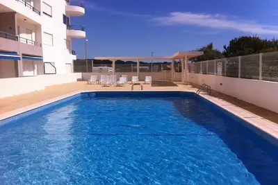 Image de T1 avec piscine et parking, vue sur la mer et wi-fi, en bord de mer Quarteir