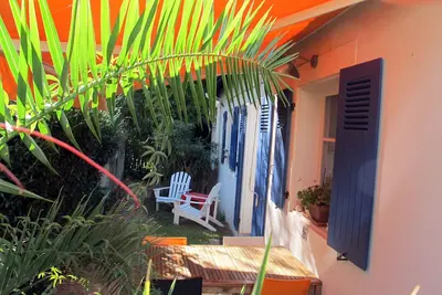 Image de Biarritz Centre, ravissante petite maison de plain pied & son jardin ensoleillé.
