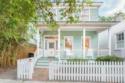 Image de Restez avec Lucky Savannah: Cottage sur deux niveaux avec véranda privée, parking facile!
