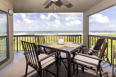 Image de Nouvelle inscription ~ Direct Oceanfront Condo ~ Étapes de la plage et des restaurants!
