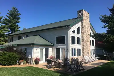 Image de Superbe maison au bord du lac de cinq chambres sur Houghton Lake, Michigan