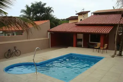 Image de Maison avec piscine, barbecue, climatisation.