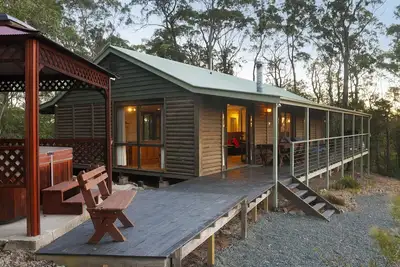 Image de Cabane en rondins romantique ou cabine familiale. 3 chambres Ă coucher. Spa et bain Ă remous. Superbes vues.