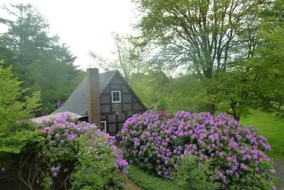Image de Ferienhausanlage sur grande propriété avec étang de baignade, isolé
