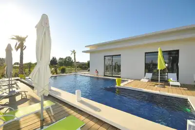 Image de Villa d'architecte avec patio intérieur  sans vis a vis sur 4000m2 de terrain.
