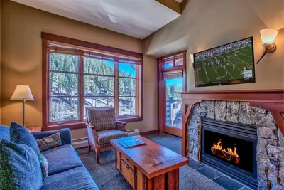 Image de Village at Squaw Valley - 1br - Skis aux pieds, dernier étage, unité d'extrémité