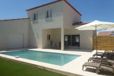 Image de villa neuve avec piscine sur la palme