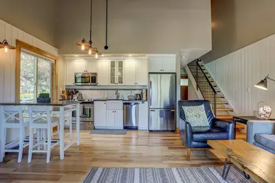 Image de Condo rénové. 10 min du centre-ville Bend & Old Mill. Pont privé. Piscine et bain à remous. Sentiers de rivière.
