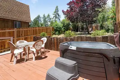 Image de Cabane dans les pins - Près des pistes, Marche pour navette, WiFi! 2 heures gratuites de location de vélo / kayak!