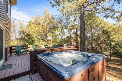 Image de The Big Bear Arms - 7br / 4ba / salle de jeux / table de billard / bain �� remous / Gratuit 2 heures de location de vélo / kayak
