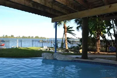 Image de Belle maison de bord de l'eau sur la rivière Indian River avec piscine et quai