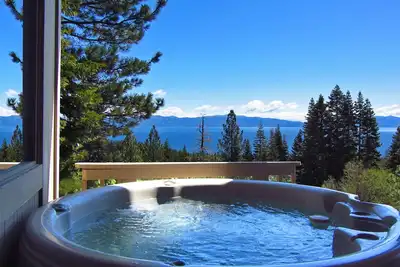 Image de Superbe maison panoramique avec vue sur le lac, nouveau bain à remous, Wifi, club de plage privé,