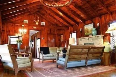 Image de Isolé Western Ranch House sur 4 acres près de Bandera