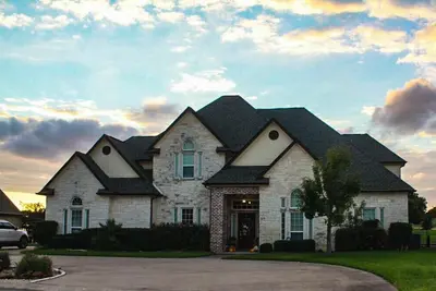Image de Magnifique maison au bord du lac de 6 chambres parfaite pour les familles et les grands groupes