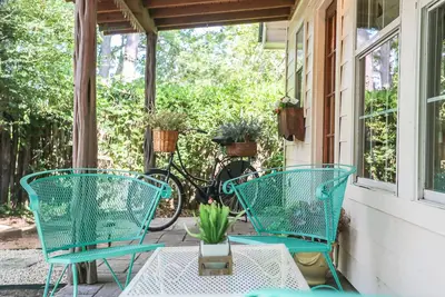 Image de Bungalow Backstreet absolument charmant, 2/1 Cottage, cuisine complète, en ville!