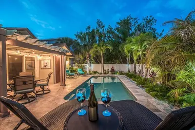 Image de Piscine privée chauffée au sel à OHasis Getaway et à seulement 200 pas de la plage!
