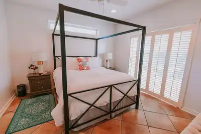 Image de La suite Queen - emplacement parfait à Ocean Springs, à seulement un pâté de maisons de Front Beach!