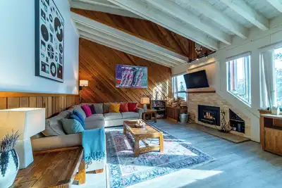 Image de Condo familial récemment rénové près du Canyon Lodge. Ski in / Ski Out # 438