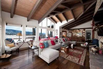 Image de Incroyable maison de luxe - Vues \/ Hot Tub \/ Fire Pit \/ Ping Pong - 3 miles to Purg