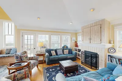 Image de Olivia Beach house w / vue sur l'océan, un bain à remous privé et piscine partagée