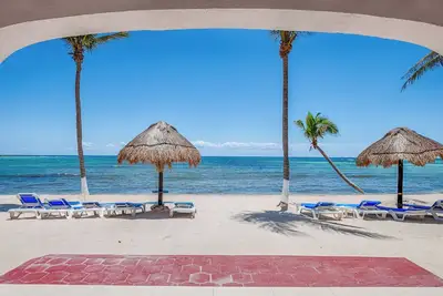 Image de Condo au rez-de-chaussée sur la plage avec 2 Br et 2 Ba avec Wifi et Ac