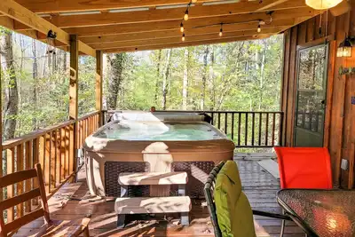 Image de Nouvelle Liste! Creekside cabine chien amical w / cheminée, terrasse et parc de baby-foot-près