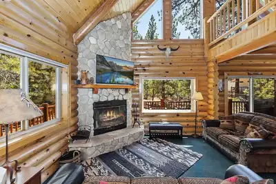 Image de Summit Woods: Log Cabin! Emplacement génial près de Snow Summit! Foosball! Câble & WiFi! Barbecue à gaz!