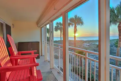 Image de Situé sur la plage directement en face de Johns Pass. Tout Rénové. Grand balcon avec vue magnifique!