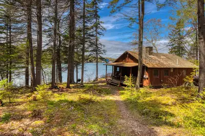 Image de Cabine au bord de l'eau avec vue sur l'océan, cheminée et quai privé