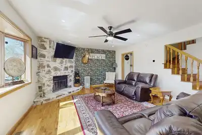 Image de Nouvelle Liste! Condo au bord de la rivière, niveau supérieur, avec véranda, près du centre-ville