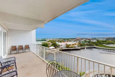 Image de Condo spacieux au bord de l'eau avec vue sur le lac, balcon, piscine partagée et bain à remous!