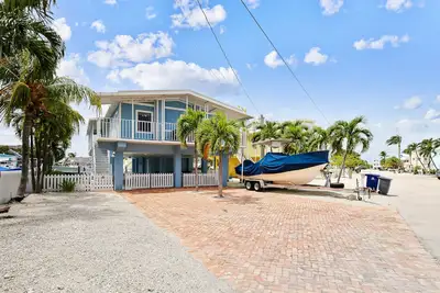 Nouvelle Liste! Dog friendly home sur le canal large avec une vue imprenable sur l'eau!