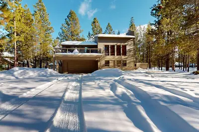 Image de Nouvelle Liste! Maison confortable et spacieuse avec bain à remous privé et vélos!