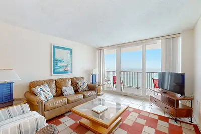 Image de Condo lumineux au bord de l'eau dans un complexe fermé avec piscines partagées, courts de tennis et salle de gym