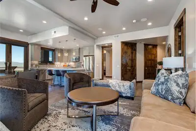 Image de Nouvelle Liste! Condo de luxe w / grande terrasse, piscine partagée / bain à remous, à pied des accès de ski