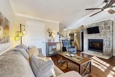Image de Condo au bord de la rivière avec piscine partagée, foyer et terrasses - à pied des sentiers