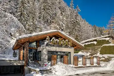 Image de Chalet Contemporain, Jacuzzi et Vue des Montagnes