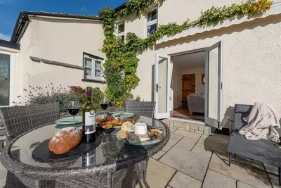 Image de Détendez-vous et détendez-vous dans ce magnifique chalet sur la jolie petite propriété du Devon