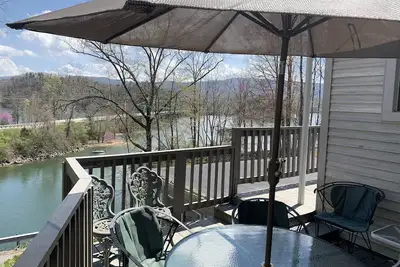 Image de Bristol Wilderness. Lake-house sur le sud du lac Holston, près de Va. / Tn. Ligne n