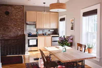 Image de Decorah House - Aérée, moderne, baignée de lumière naturelle, à 5 rues du centre