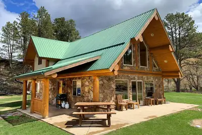 Image de Cabane en rondins de 3 chambres à coucher nichée dans une belle prairie sur Spring Creek: appelez pour connaître les tarifs