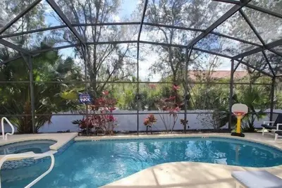 Image de Piscine privée face sud avec spa \/ salle de jeux \/ WiFi gratuit et télévision par câble