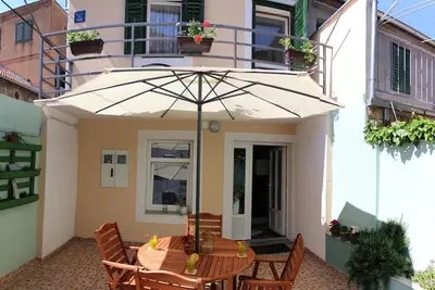 Image de Maison entièrement équipée avec cour avant dans le centre de la ville, rue calme