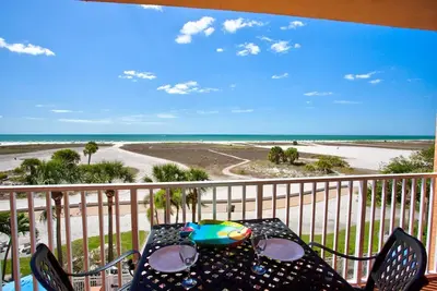 Image de Situé sur une section parfaite de la plage, près de tout! Piscine chauffée toute l'année et bain à remous.