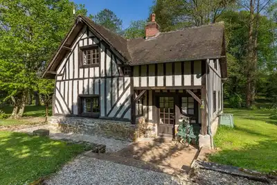 Image de Cottage avec piscine commune, bain à remous, pêche, tennis, télévision britannique et Wi-Fi