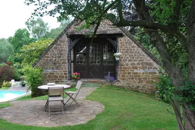 Image de Cottage avec piscine commune, bain à remous, pêche, tennis, télévision britannique et Wi-F