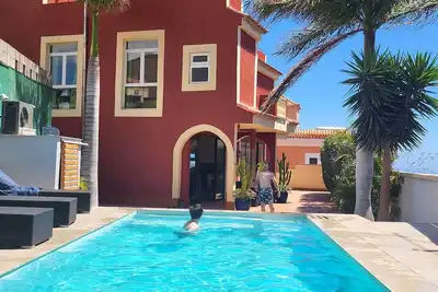 Image de Mega Villa 430m2 | Piscine Chauffee | WiFi | 5 Chambres | Vues imprenables sur la mer et le volcan |