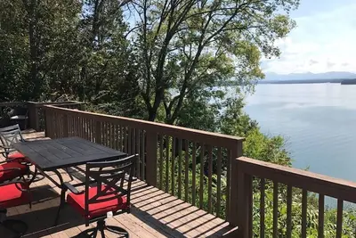 Image de Vue imprenable sur le lac et la montagne Smoky depuis cette charmante maison au bord du lac.